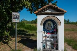 La Cappella della Madonnina del Borghetto a Brescello, nei luoghi di Don Camillo e Peppone  Guareschi - © Karl Allen Lugmayer / Shutterstock.com