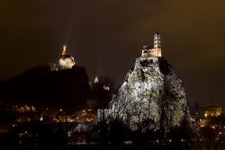 La cappella di Saint Michel d'Aiguilhe by night a Le Puy-en-Velay, Francia. Venne costruita nel 962 su una formazione lavica alta 85 metri - © Natursports / Shutterstock.com