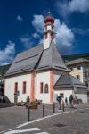 La cappella di Sant'Antonio in centro a Ortisei in Val Gardena, Trentino Alto Adige. Si presenta con una semplice struttura a capanna e tetto fortemente a spiovente. Prevalentemente in stile ...