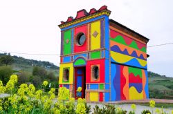 La cappella sconsacrata di Santa Maria delle Grazie a La Morra, Cuneo, Piemonte. Costruita nel 1914 per radunare la gente che lavorava nelle vigne circostanti durante i temporali o le gradinate, ...