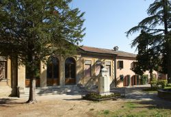 La casa natale di GIovanni Pascoli il poeta di San Mauro Romagna: qui trovate il museo di Casa Pascoli dove sono mantenuti gli arredi rustici e lo studio con le edizioni originali del poeta. ...