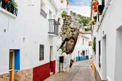 El Peñón de la Becerra uno degli angoli più caratteristici di Ubrique, una casa costruita attorno ad una roccia. - © Migel / Shutterstock.com