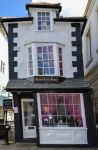 La casa tortuosa di Windsor, Regno Unito. Questo edificio dalla forma singolare ospita un ristorante: Crooked House, nota anche come Market Cross House, risale al 1687. Ha tre piani con finestre ...