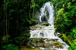 La cascata Punyaban a Mueang, provincia di Ranong, Thailandia.
