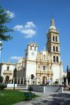 La cattedrale barocca di Monterrey, Messico, costruita nel 1635 e terminata nel 1800. La parte centrale della facciata è finemente decorata; ai lati s'innalzano il campanile con tre ...