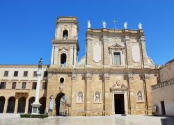 La cattedrale di Brindisi in Piazza Duomo, Puglia, in una giornata di sole - © Sergio Monti Photography / Shutterstock.com