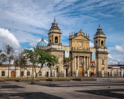 La cattedrale di Guatemala City, Guatemala. Situata su un lato del Parque Central, questa imponente chiesa è un esempio di architettura coloniale con influenze latine.
