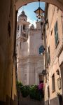 La cattedrale di Laigueglia vista da un vicolo del centro storico, Liguria.



