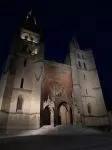 La cattedrale di Mende, Francia, by night. Originariamente edificata in stile gotico, ha poi subito un rifacimento nella prima metà del XVII° secolo.
