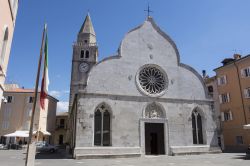 La cattedrale di Muggia, Friuli Venezia Giulia. Dedicato ai santi Giovanni e Paolo, il duomo cittadino venne consacrato nel dicembre del 1263. La facciata si presenta in pietra bianca con rilievi ...