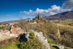 La cattedrale di Pennabilli con i ruderi del castello di Billi sullo sfondo, Emilia Romagna.


