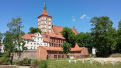 La cattedrale di San Giacomo vista dal parco, Olsztyn, Polonia. Costruito alla metà del XIV° secolo, questo edificio religioso vanta un pregevole altare situato nella navata destra.



 ...