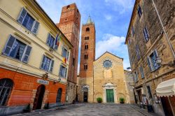 La cattedrale di San Michele Arcangelo a Albenga, Liguria. Situato nel centro storico del paese, questo edificio religioso ha subito numerosi interventi di restauro e consolidamento.

