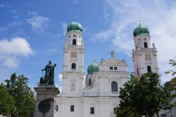 La cattedrale di Santo Stefano a Passau, Germania. Progettato dall'italiano Carlo Lurago, questo edificio religioso colpisce per il vasto interno in stile barocco e i due campanili gemelli.



 ...
