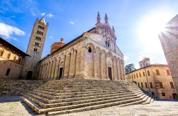 La Cattedrale e la scalinata in piazza Garibaldi a Massa Marittima, borgo della Toscana