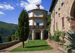 La cattedrale medievale di Santa Maria nel villaggio di Morcote, Svizzera. Costruito nel XIII° secolo, l'edificio religioso è stato poi fortemente trasformato nel 1462.

