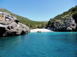 La celebre Cala Bianca di Marina di Camerota, eletta spiaggia più bella d'Italia nel 2013 da legambiente - © Lucamato / Shutterstock.com