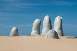 La celebre scultura La Mano a Punta del Este, dipartimento di Maldonado, Uruguay, che spunta dalla sabbia. E' il simbolo di questa località - © ernestovdp / Shutterstock.com