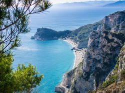 La celebre spiaggia di Baia dei Saraceni vicino a Varigotti in Liguria