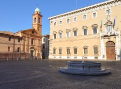 La centrale Piazza del Duomo a Forlì in Italia