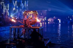 La cerimonia notturna di apertura del Carnevale di Venezia sul Rio di Cannaregio - © Gentian Polovina / Shutterstock.com