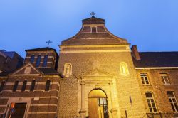 La chiesa barocca di Minderbroeder a Hasselt by night (Belgio). La costruzione iniziata ne 1645 venne ultimata una decina di anni più tardi. E' uno dei monumenti più noti della ...