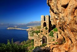 La chiesa bizantina di Agitra (nota anche come "Panagia Odigitria") con Capo Tigani sullo sfondo, Grecia. Siamo nella prefettura di Lakonia.
