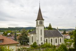 La chiesa cattolica di Murten, Svizzera. Costruita in stile neo gotico nel 1885, all'edificio religioso venne affiancata la torre campanaria solo nel 1925. Si trova fuori dalle mura cittadine ...