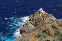 La chiesa dei Sette Martiri non lontano da Kastro Sifnos, Grecia -  Questa graziosa isola greca è famosa per i suoi numerosi edifici religiosi disseminati su tutto il territorio. ...