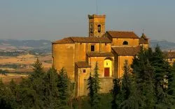La Chiesa del borgo di Chianni in Toscana, provincia di Pisa - © Eric Perrone, CC BY 2.0, Wikipedia