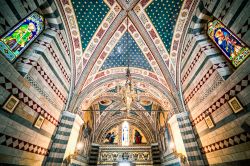 La chiesa del castello di Brolio nei pressi di Gaiole in Chianti, Toscana. La zona dell'altare è ornata di mosaici realizzati da Augusto Castellani su bozzetti di Alessandro Franchi ...