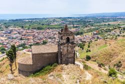 La chiesa del Santissimo Crocifisso domina il borgo di Calatabiano in Sicilia.