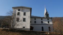 La chiesa del villaggio di Curon Venosta sulle sponde del lago di Resia, provincia di Bolzano - © Paolo G / Shutterstock.com