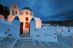 La chiesa del villaggio di Stavros by night sull'isola di Donoussa, Cicladi, Grecia. Unico centro abitato di questa splendida isola dell'Egeo, Stavros si raccoglie intorno a una chiesa ...