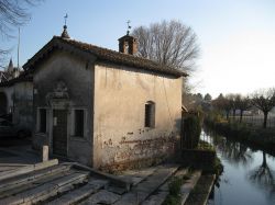 La Chiesa della Formica sul fiume Tartaro a Isola della Scala - © Alicudi - CC BY-SA 3.0, Wikipedia