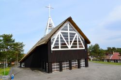 La chiesa della Vergine Maria Benedetta nella città di Nida, Lituania. L'edificio religioso è costruito in legno e vetro - © Irina Borsuchenko / Shutterstock.com