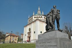 La chiesa di Crespi d'Adda, un omaggio alle origini - il successo del villaggio operaio di Crespi d'Adda, come modello di città ideale, si deve non solo all'efficienza dello ...