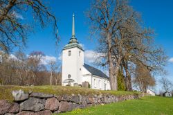 La chiesa di Kvillinge nella campagna di Ostergotland fuori Norrkoping, Svezia. La parte più antica di quest'edificio religioso risale al XII° secolo - © Rolf_52 / Shutterstock.com ...