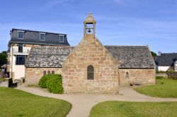 La chiesa di Saint-Jacques  nel villaggio di Ploumanac'h, frazione di Perros-Guirec, Francia