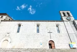 La Chiesa di San Francesco in centro a Piediluco in Umbria - © Roberta Canu / Shutterstock.com