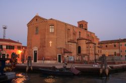 La chiesa di San Giacomo fotografata all'imbrunire, Chioggia, Italia.
