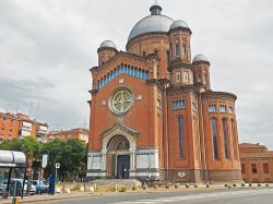 La chiesa di San Giuseppe in Piazza Natale Bruni a Modena, Emilia-Romagna. Questo tempio religioso è dedicato ai caduti della Prima Guerra Mondiale della provincia di Modena: 7237 persone ...