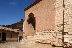 La chiesa di San Juan de la Cuesta a Daroca, Spagna. E' stata costruita in stile mudejar che incorpora elementi arabi all'arte cristiana. E' una forma d'arte presente nella Comunità ...