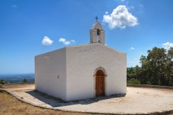 La chiesa di San Michele in Frangesto a Monopoli, Puglia. Situata in contrada Tortorella, questa chiesa romanica è ciò che resta di un monastero benedettino fondato dalla badessa ...