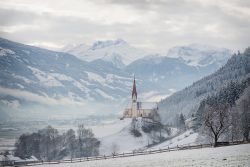 La chiesa di San Pancrazio a Fugen fotografata in inverno, Austria. Costruita fra il 1494 e il 1497 in stile gotico, questo luogo di culto e di pellegrinaggio merita una visita.
