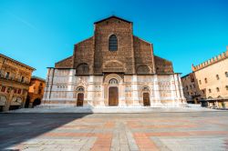 La chiesa di San Petronio nella piazza principale di Bologna, Emilia-Romagna. Si tratta della più grande chiesa in mattoni del mondo.


