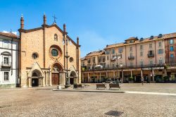 La Chiesa di San Secondo nel centro storico di Asti in Piemonte - © Olgysha / Shutterstock.com