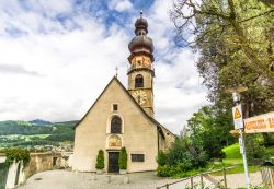 La chiesa di Santa Caterina nel villaggio di Brunico, Dolomiti, Trentino Alto Adige. Costruita attorno al 1340 grazie alle donazioni di Nikolaus del Stuck, questa chiesa è dedicata a ...