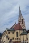 La chiesa di Santa Cristina in Val Gardena, provincia di Bolzano, Trentino Alto Adige, fotografata in una giornata nuvolosa.

