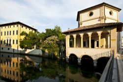 La chiesa di Santa Maria della Pietà a Sacile, Friuli Venezia Giulia. Questa piccola chiesetta del XVII° secolo si affaccia sul fiume Livenza. Si presenta con pianta esagonale e al ...